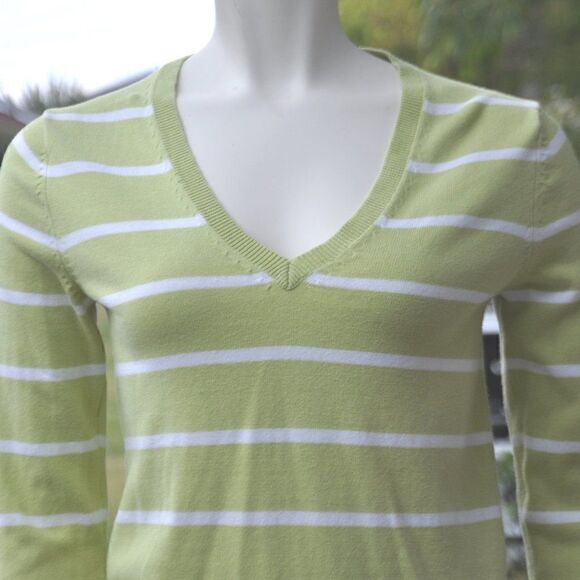 2/$10 Joe Fresh V-Neck Sweater 100 percent coton MUST BUNDLE FOR THIS PRICE - Picture 1 of 4
